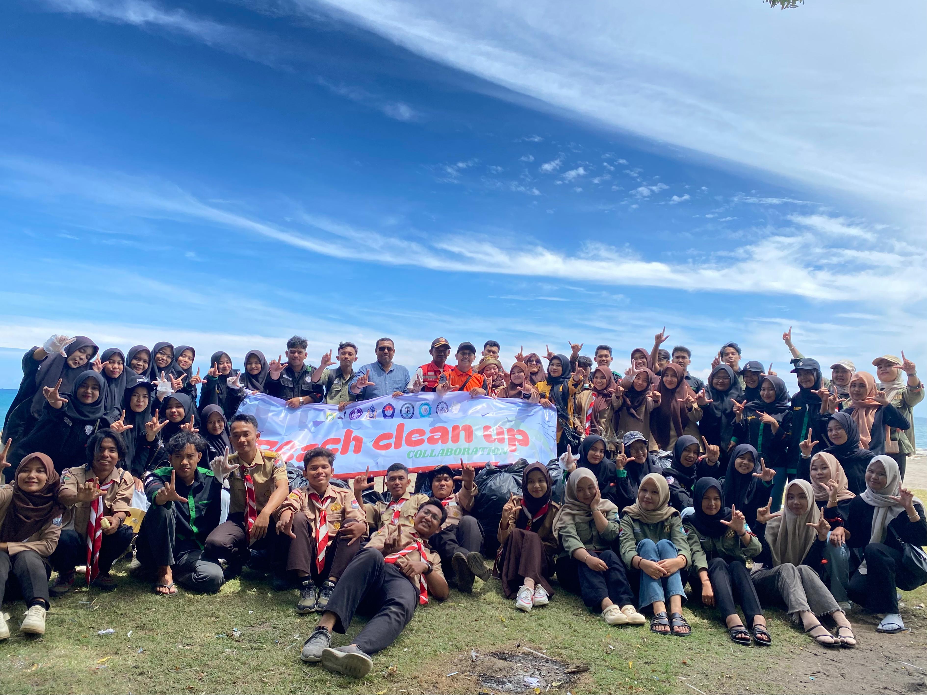 Pramuka UIN Sultanah Nahrasiyah Gagas Aksi Bersih Pantai, Berkolaborasi dengan Organisasi HIMAT, HIMASIL, dan HMJ MPI UIN SUNA